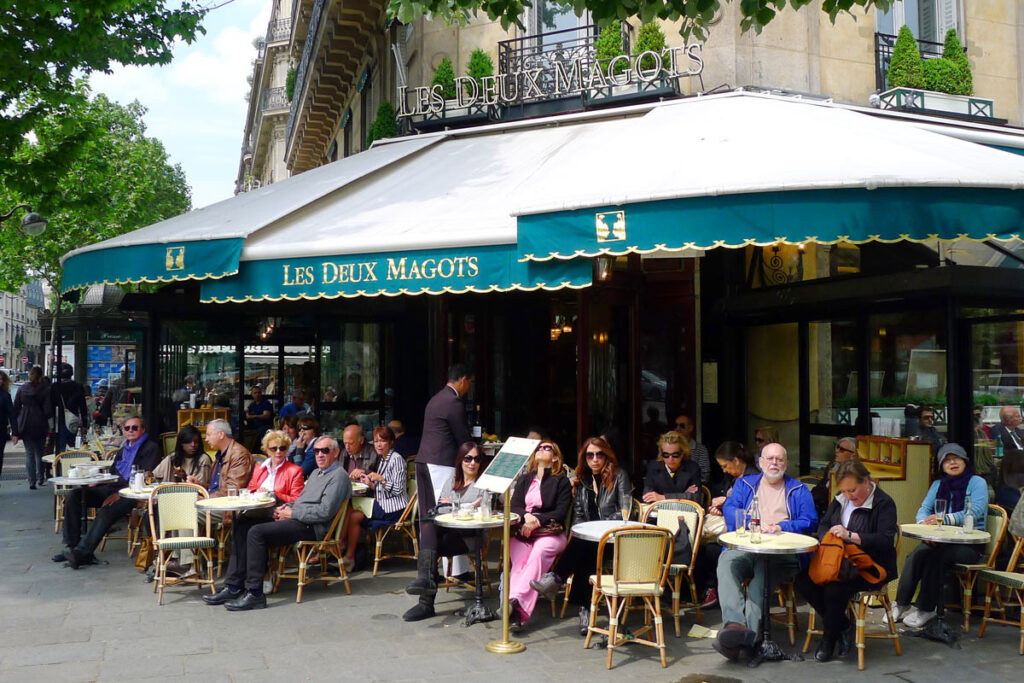 バルザック、ヘミングウェイなど、文豪が通っていた「レ・ドゥ・マゴ・パリ（LES DEUX MAGOTS PARIS）」