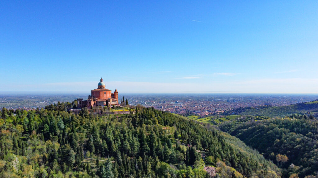 ボローニャ郊外の高台の上に建つ美しい景色が広がる「サン・ルカ教会（Santuario della Madonna di San Luca）」