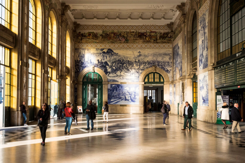まるで美術館！鮮やかな青と白のアズレージョが美しい「サン・ベント駅（Estação de São Bento）」