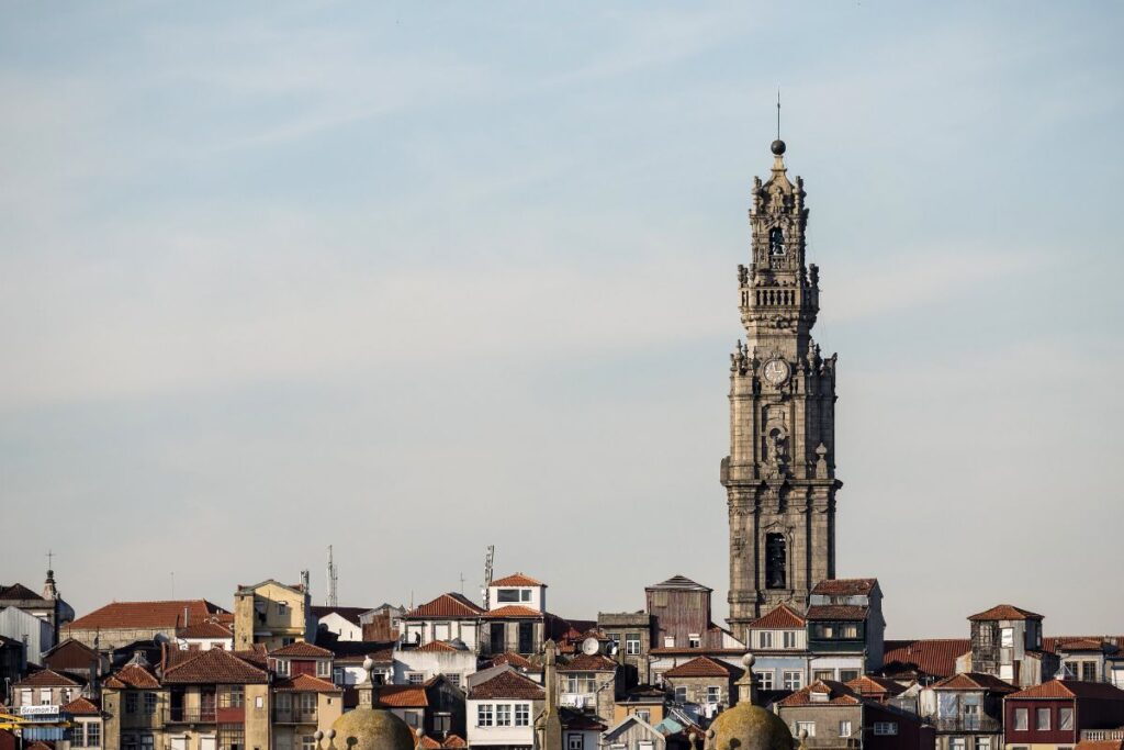 バロック建築が美しい「クレリゴス教会＆塔（Igreja e Torre dos Clérigos）」歴史と絶景が一望できるポルトの象徴