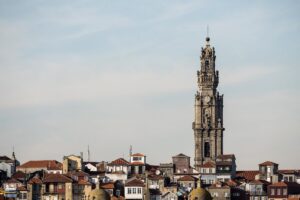 バロック建築が美しい「クレリゴス教会＆塔（Igreja e Torre dos Clérigos）」歴史と絶景が一望できるポルトの象徴