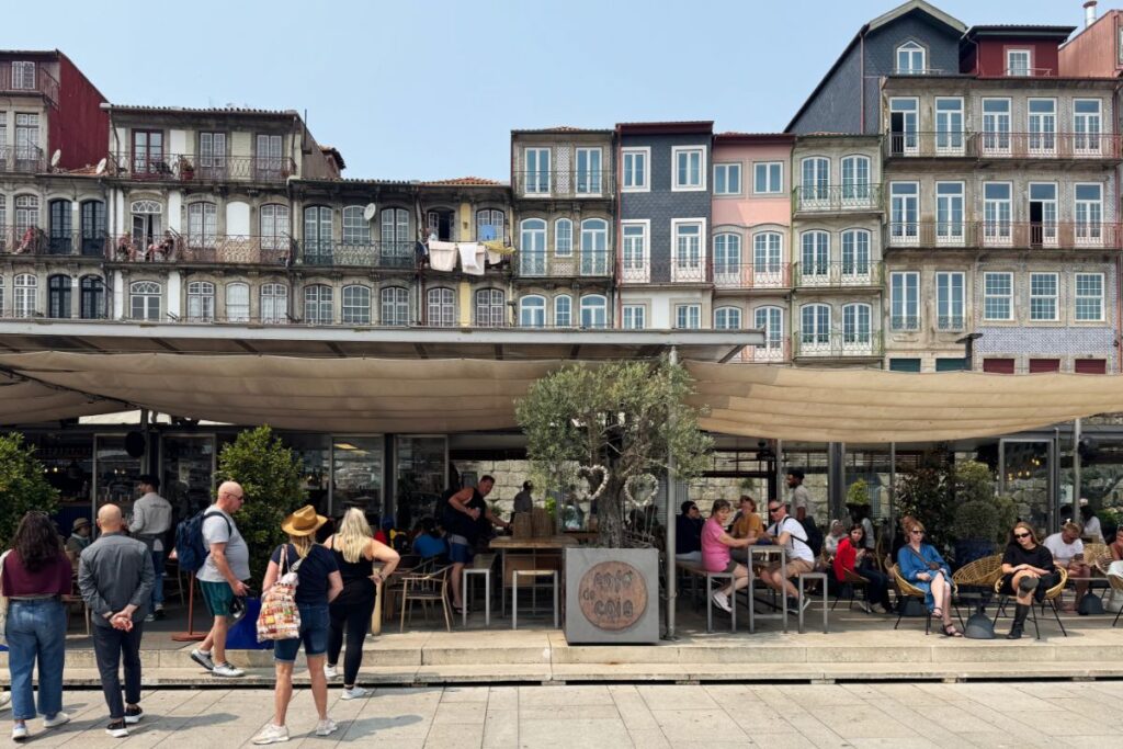 ポルトのドウロ川を望む絶景カフェ「カフェ・デ・カイス（Café do Cais）」でひと休み