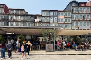 ポルトのドウロ川を望む絶景カフェ「カフェ・デ・カイス（Café do Cais）」でひと休み