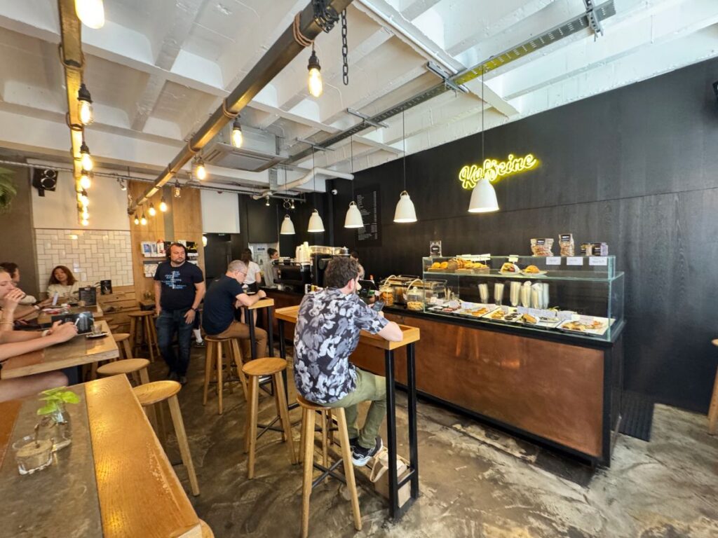 ロンドンのおすすめカフェ「カフェイン（Kaffein）」。おしゃれな雰囲気で味わう本格コーヒー
