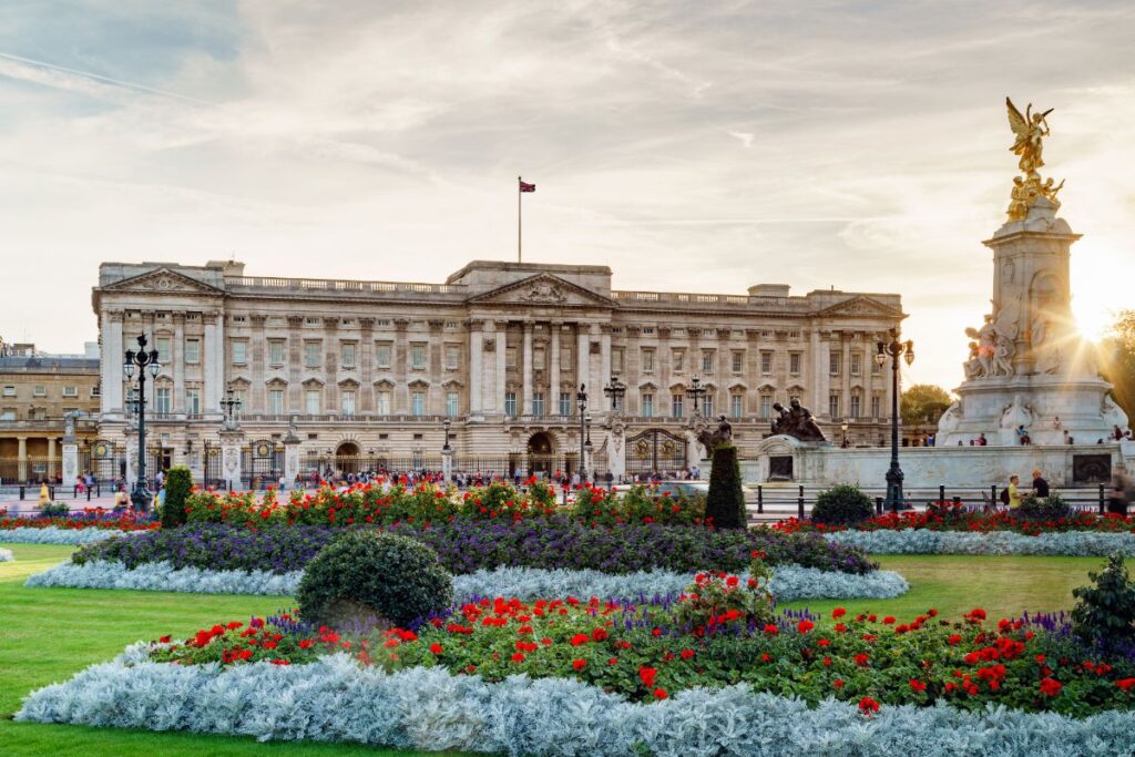 英国王室の象徴「バッキンガム宮殿（Buckingham Palace）」。2025年 衛兵交代のスケジュールは？内部見学も