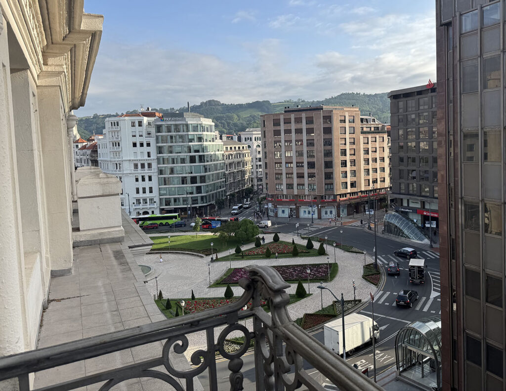 ふたたびホテルカールトンからモユヤ広場を望む